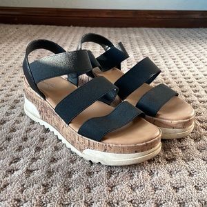 Universal Thread Platform Black Sandals Size 8